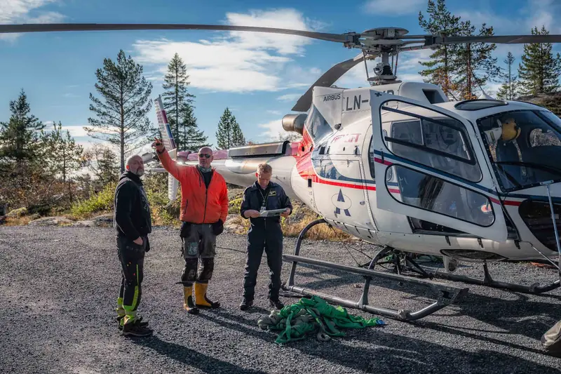 Ag-folk og helikopterpilot ved helikopteret som fløy betong inn til Stordammen.