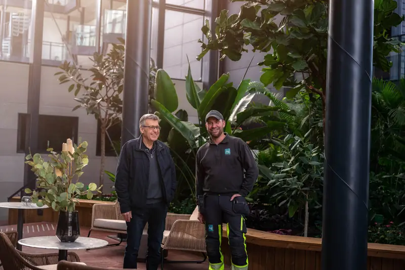 Ruben fra Ag sammen med Helge fra styret i vinterhagen på Signaturhagen.