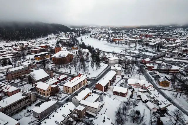 Kongsberg sentrum sett fra luften, med Fredheim i kvartalet.