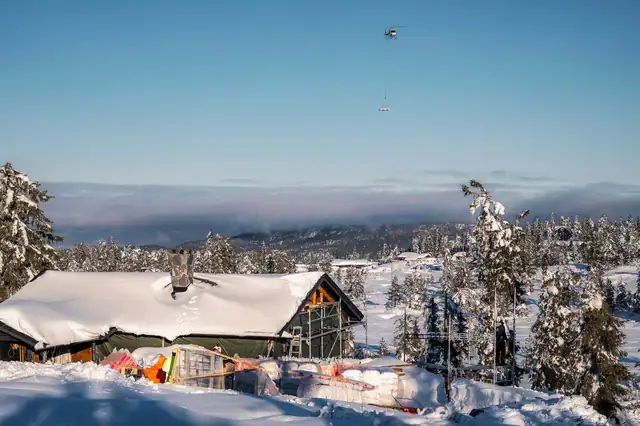 Utsikt over fjellet fra byggeplassen.