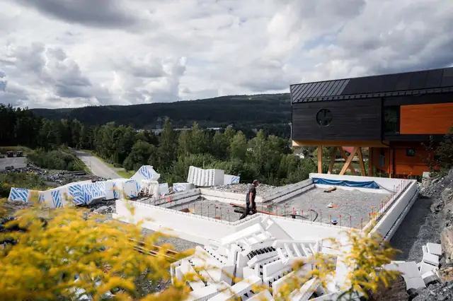 Grunnmuren under arbeid i skråningen.