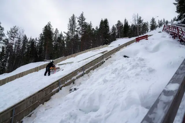 Nye sikkerhetsvanter langs unnarennet i snø.