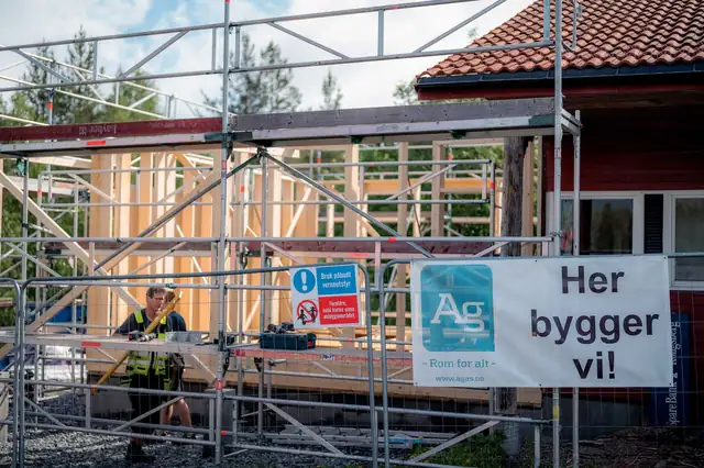 Byggeplassen med Ag-banneret «Her bygger vi».