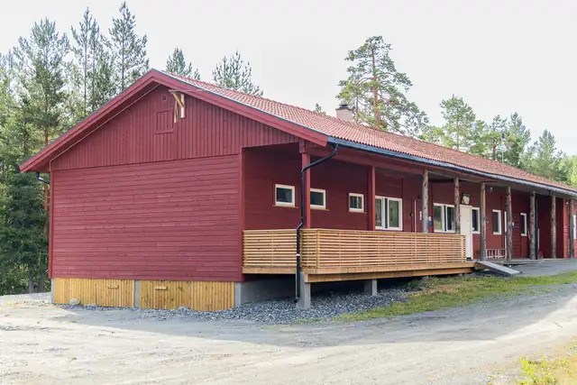 Det ferdige røde klubbhuset med påbygget.