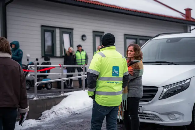 Folk i varselklær utenfor det nye tilbygget.