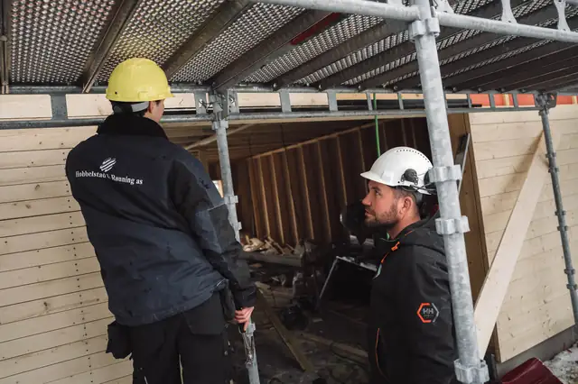 Arbeid på stillaset ved garasjen.