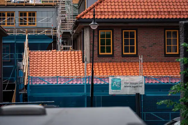 Taket med ny takstein, sett fra stillaset.