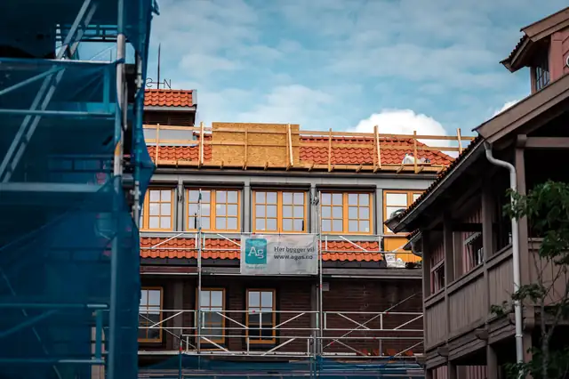Bygningen innpakket i stillas under arbeidet.