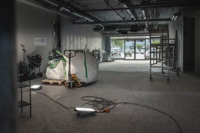 Lokalet under arbeidet, med nye vegger på plass.