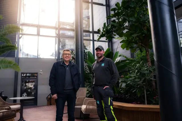 Ruben fra Ag og Helge fra styret i vinterhagen.