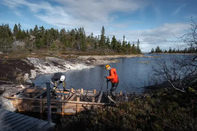 Støpearbeid ved Stordammen, med vannet i bakgrunnen.