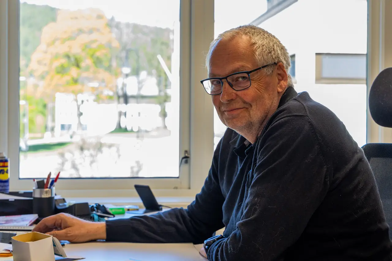 Byggeleder Magne Wærp ved skrivebordet på kontoret.